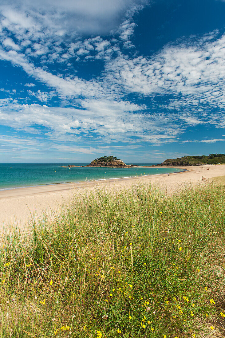 Blick über die Dünen und entlang des Strandes auf das Fort du guesclin bei Cancale; Bretagne, Frankreich