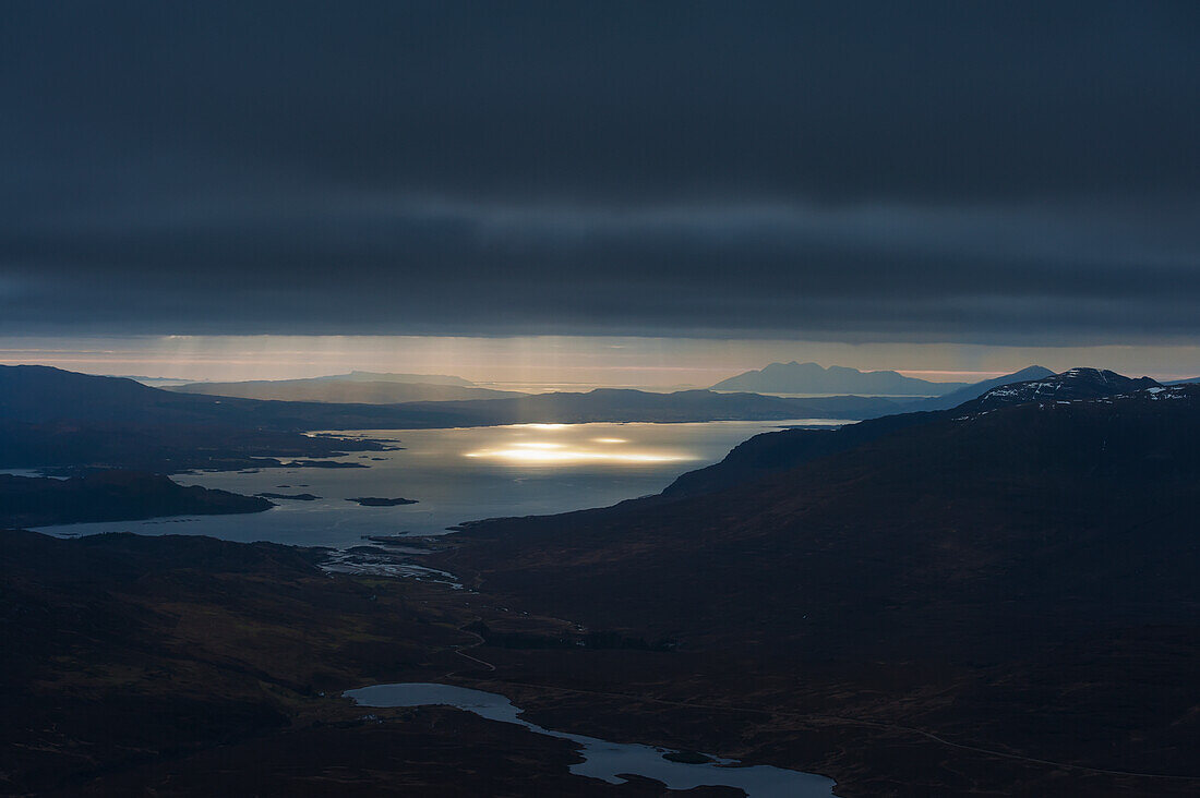 Dämmerungsstrahlen (Sonnenstrahlen), die durch die Wolken dringen, vom Gipfel des Ben Damph aus gesehen; Torridon Highlands, Schottland