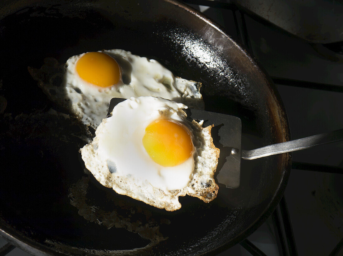 Eier braten in einer Pfanne; Vereinigtes Königreich