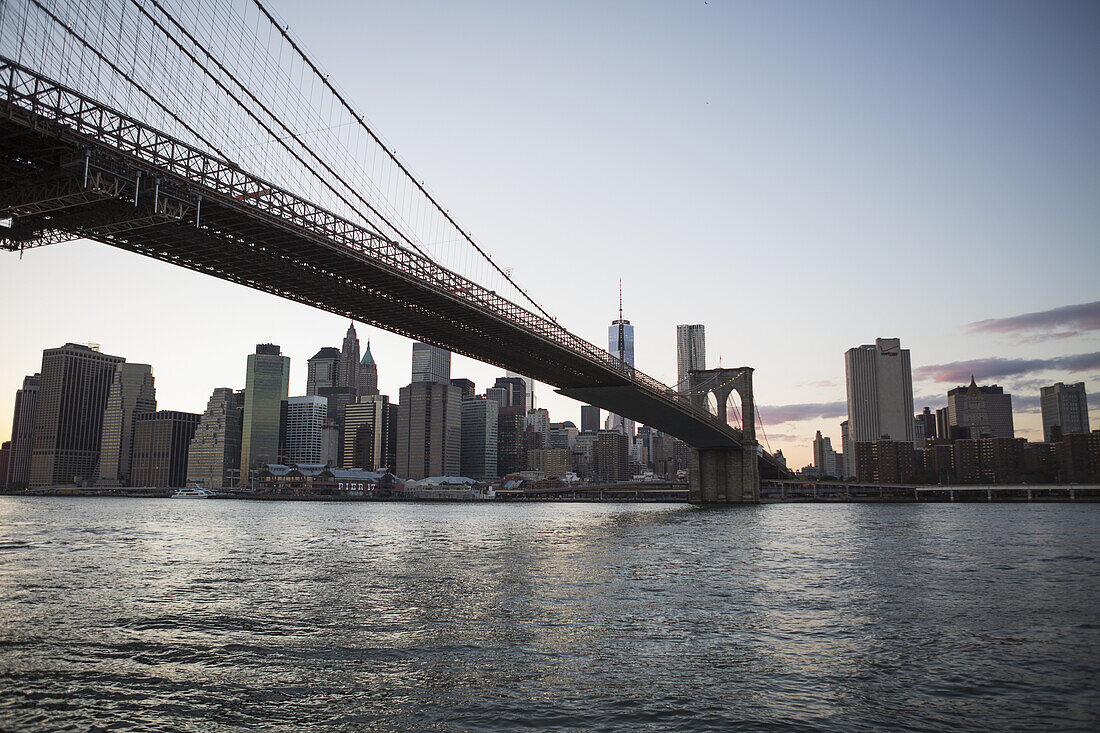 Brooklyn Bridge in der Abenddämmerung in Richtung Manhattan; New York City, New York, Vereinigte Staaten Von Amerika