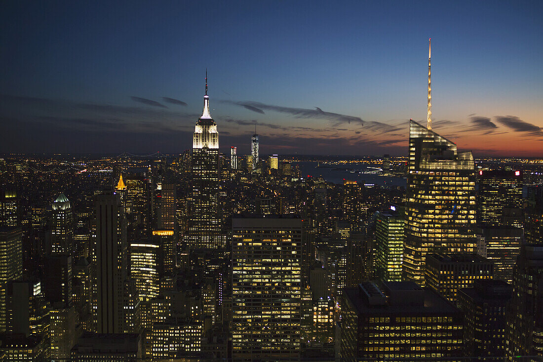 New York City Gebäude beleuchtet in der Nacht; New York City, New York, Vereinigte Staaten Von Amerika