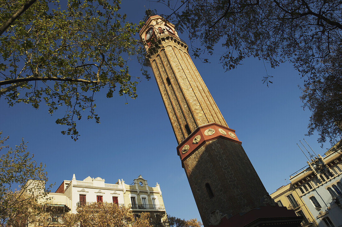 Niedriger Blickwinkel auf ein Säulendenkmal; Barcelona, Spanien