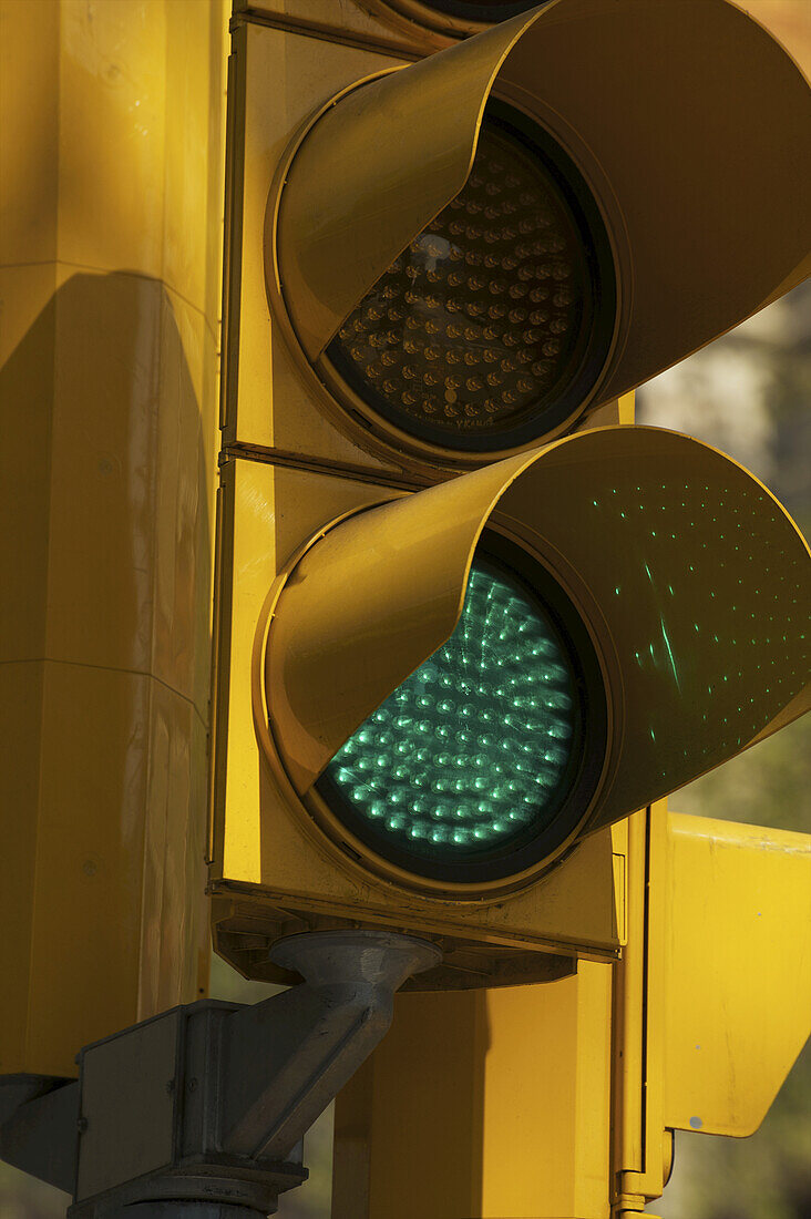 Nahaufnahme einer grünen Ampel; Barcelona, Spanien