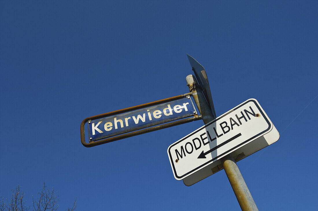 Hinweisschilder für Ziele und Straßennamen vor blauem Himmel; Hamburg, Deutschland