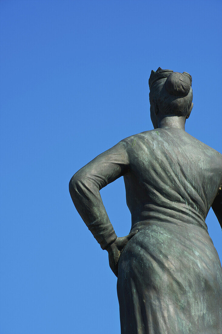 Statue eines Frauenbildes vor blauem Himmel; Hamburg, Deutschland