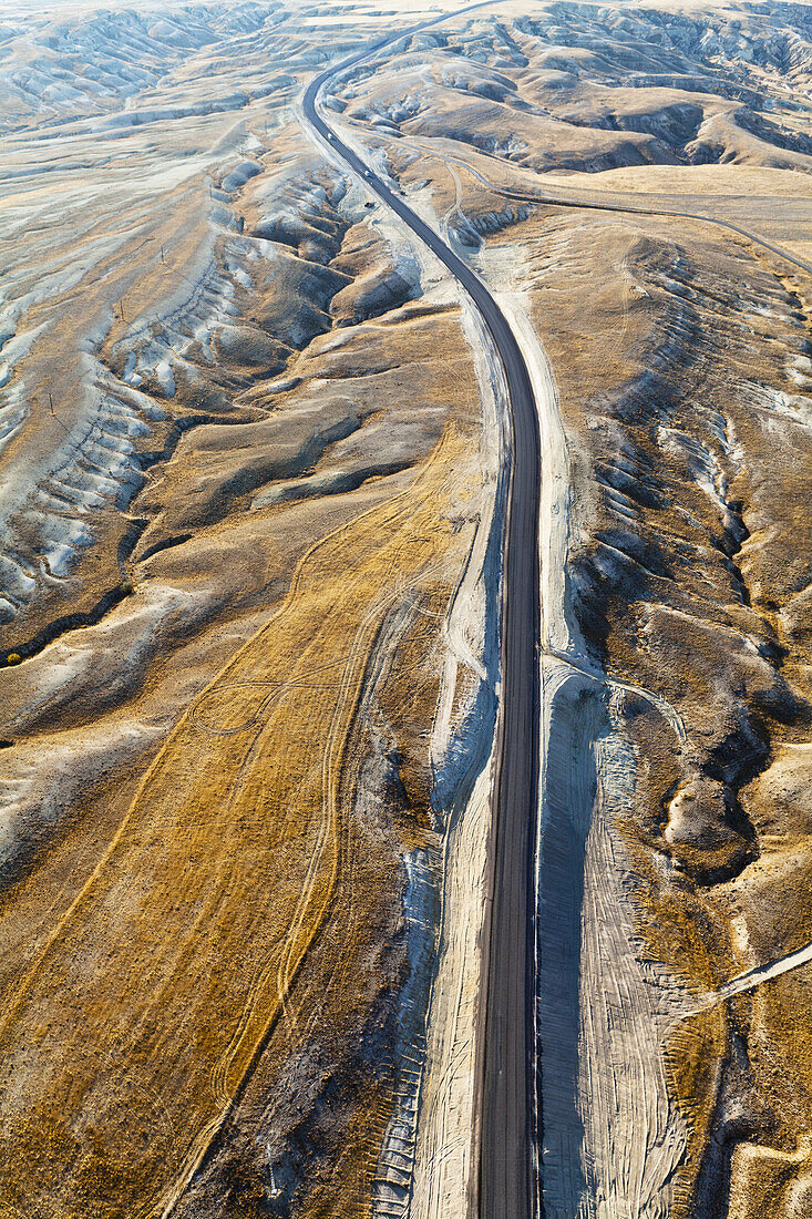 Luftaufnahme einer Straße durch eine schroffe, karge Landschaft; Kappadokien, Türkei