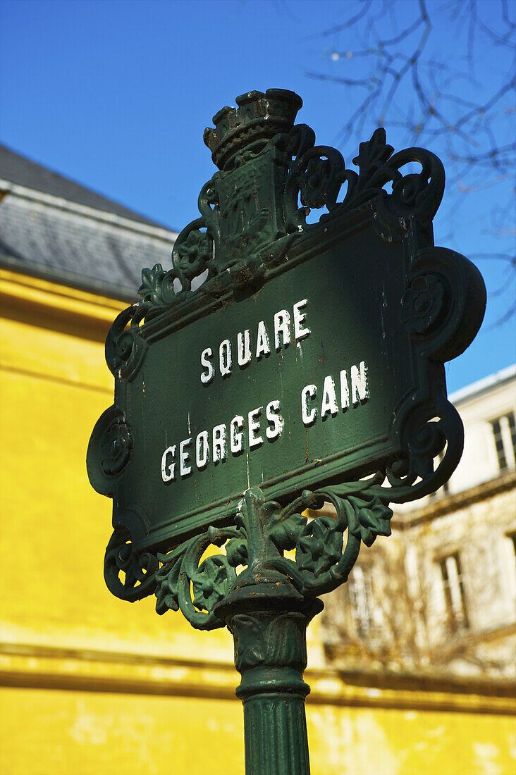 Ein verziertes Schild im historischen Viertel Marais; Paris, Frankreich