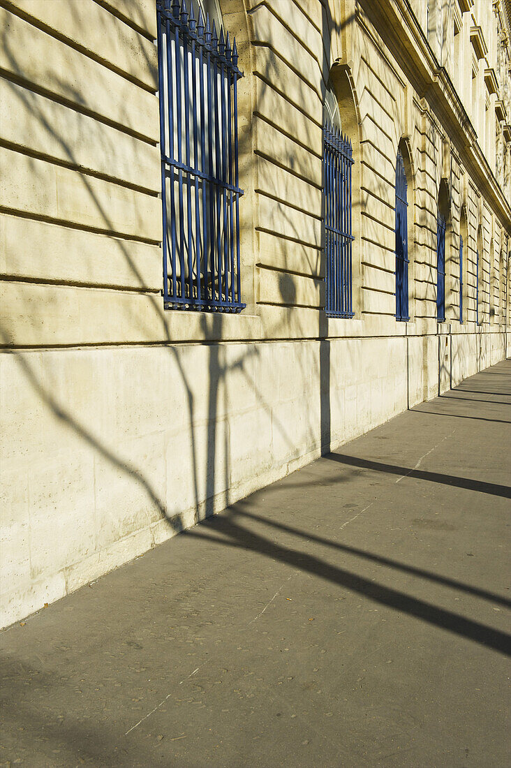 Blaue Gitter an den Fenstern eines Gebäudes im historischen Viertel des Marais; Paris, Frankreich