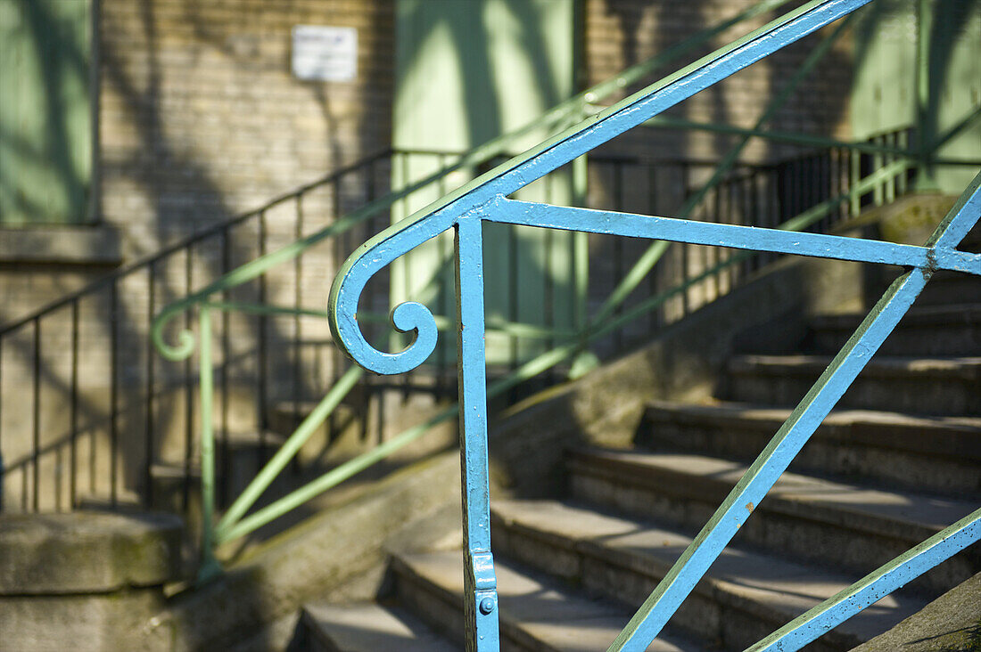 Ein blau lackiertes Metallgeländer und ein Handlauf; Paris, Frankreich