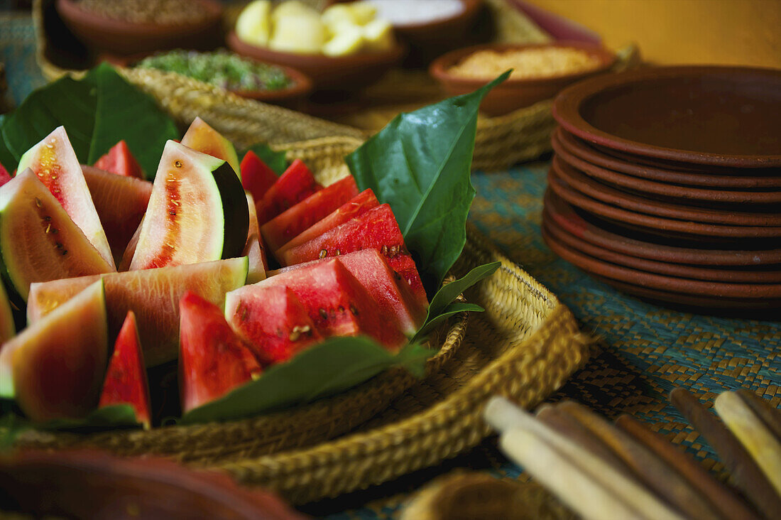 Scheiben von Wassermelone auf einem Teller; Ulpotha, Embogama, Sri Lanka