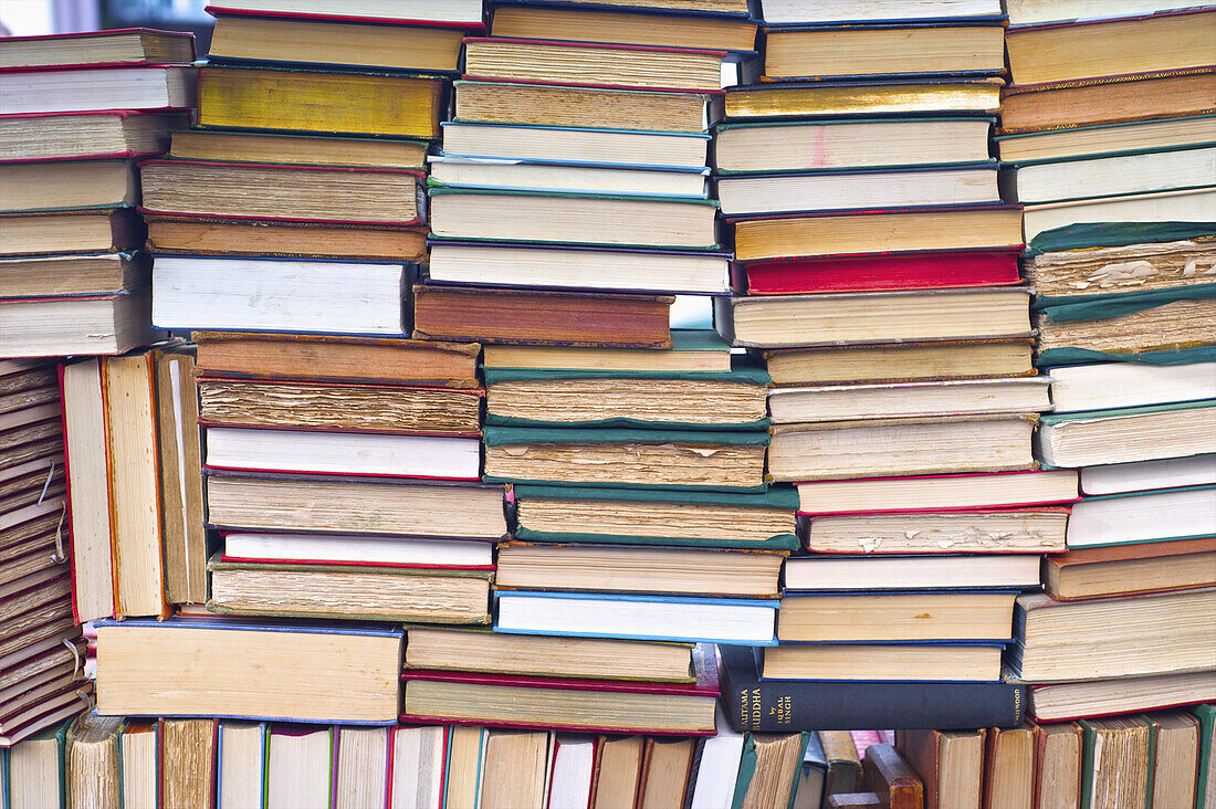 Ein großer Bücherstapel auf dem Portobello Market; London, England