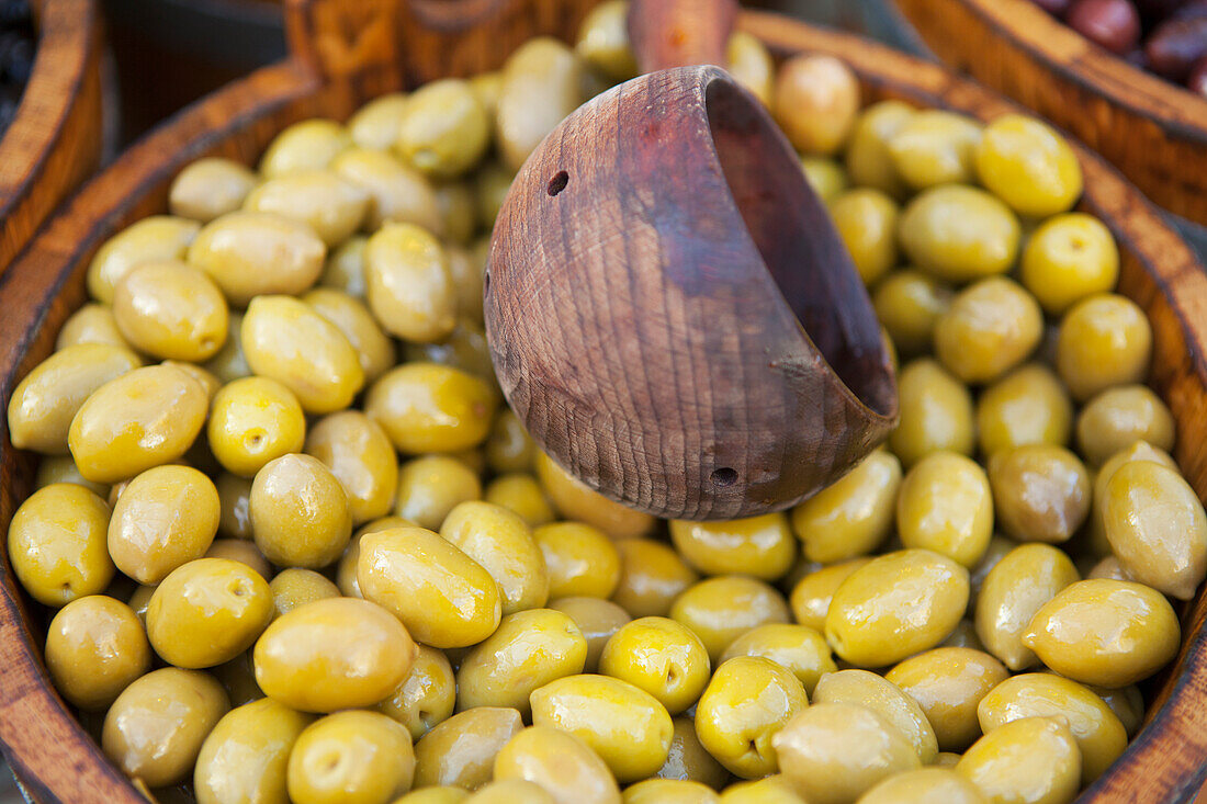 Grüne Oliven zu verkaufen auf dem Borough Market; London, England