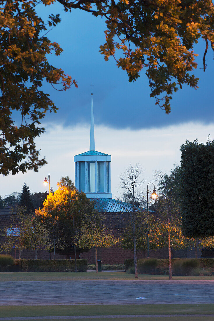 Eine Kirche mit einem Kreuz auf der Spitze eines Turms; Hertfordshire, England