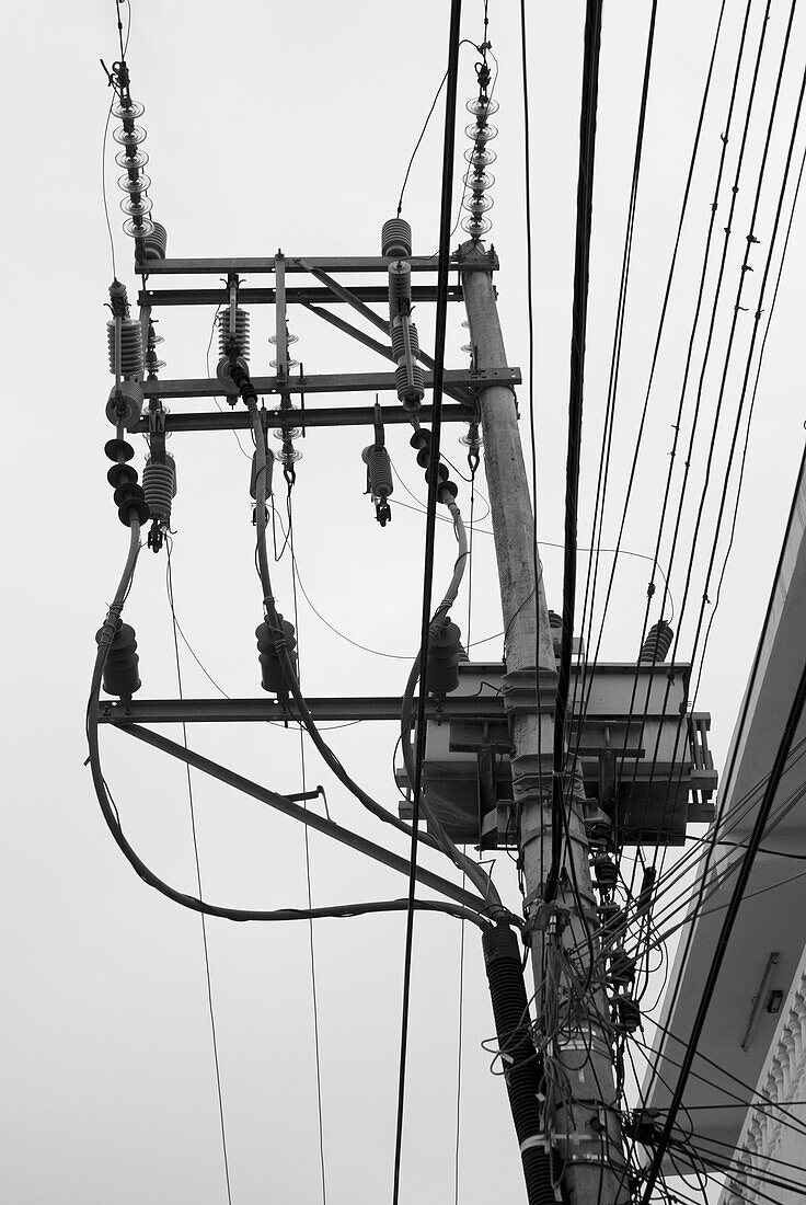 Strommast und Telefonkabel; Tulum, Mexiko