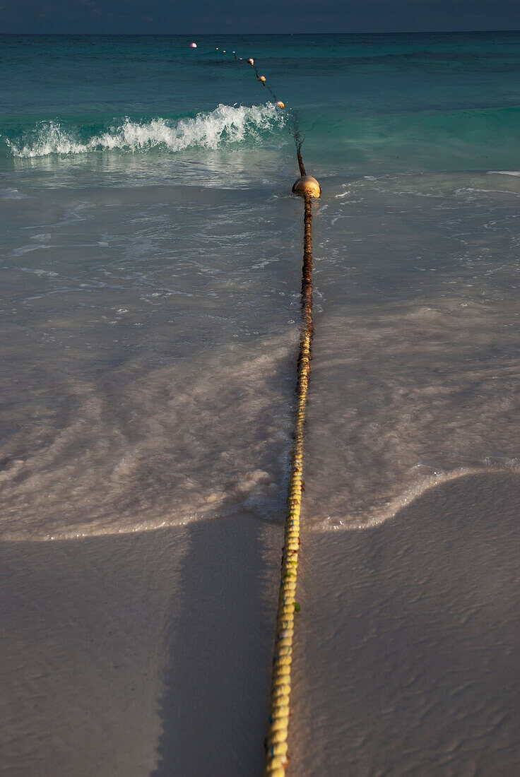 Sicherheitsseil mit schwimmenden Bojen im Meer; Tulum, Mexiko