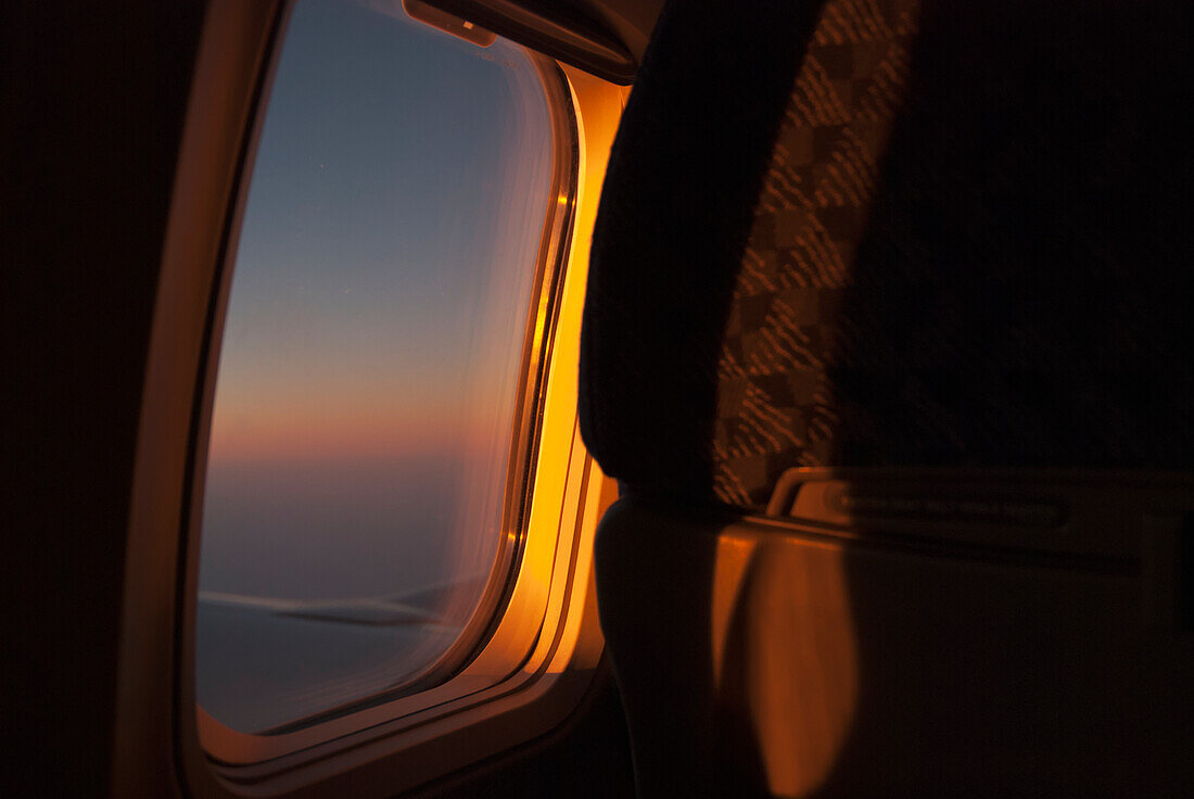 Im Inneren eines Flugzeugs mit Blick aus dem Fenster bei Sonnenuntergang; Mexiko