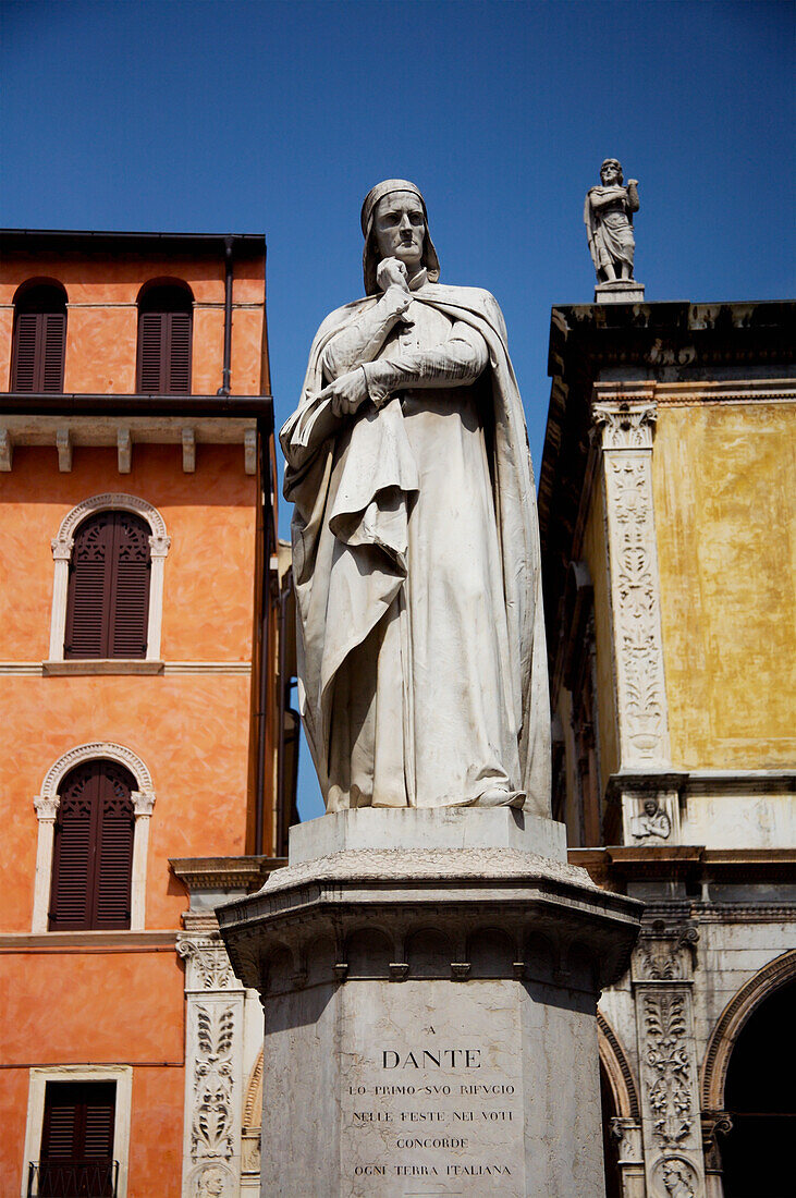 Statue von Dante Alighieri; Verona, Italien