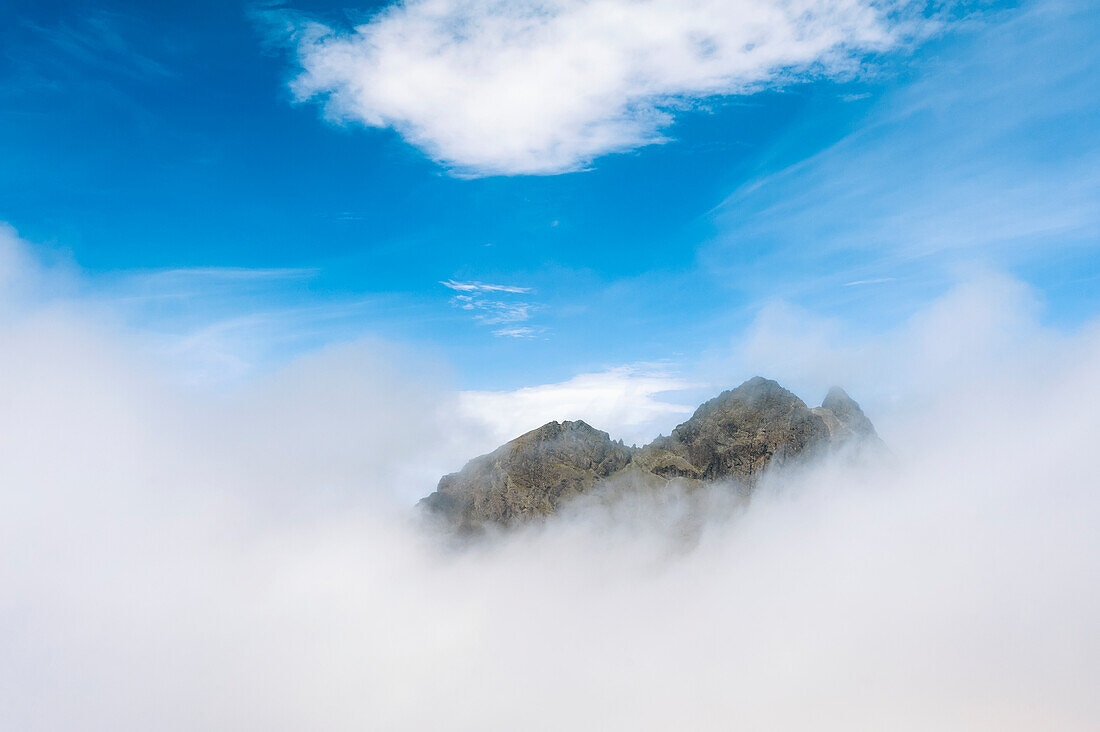 Der Gipfel des Sgurr Alasdair, der über den Wolken der Black Cuillin auftaucht; Isle Of Skye, Schottland