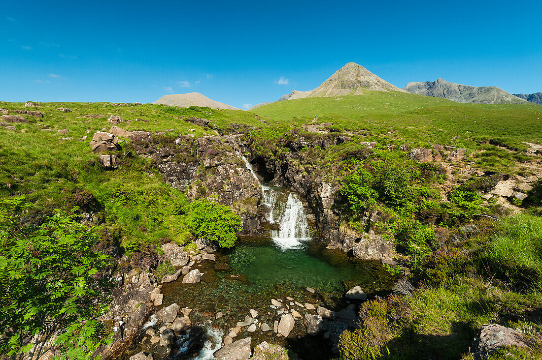 Kleiner Pool und Wasserfall in der Nähe von Glen Brittle mit den Hügeln der Black Cuillin im Hintergrund; Isle of Skye, Schottland