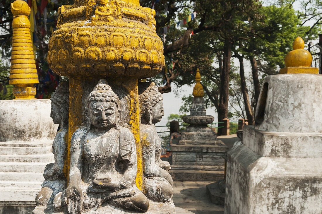 Einige Buddha-Skulpturen im Swayambhu-Tempel; Kathmandu, Nepal