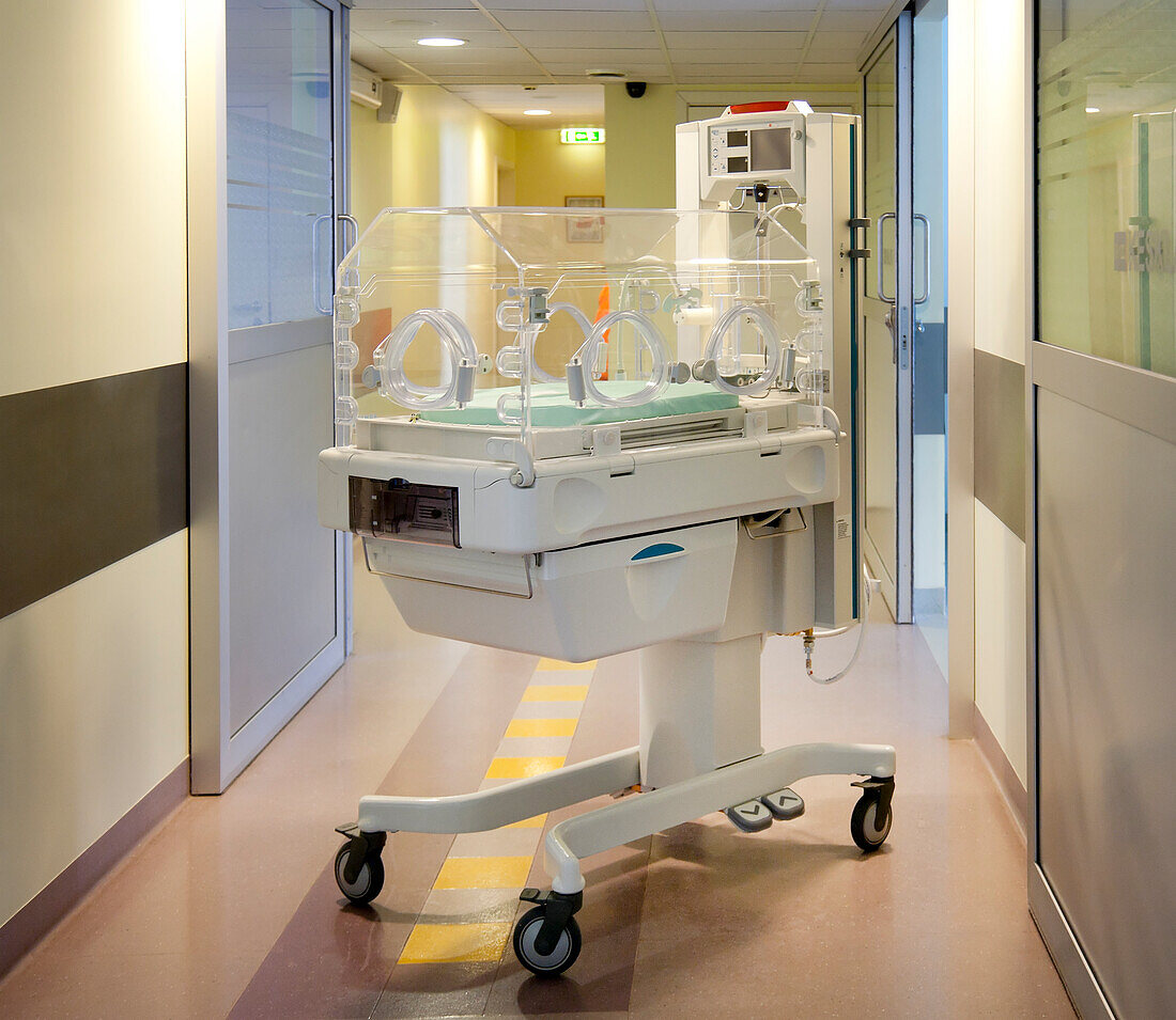  Ein Inkubatorbett in einer pädiatrischen Intensivstation in einem Universitätskrankenhaus.