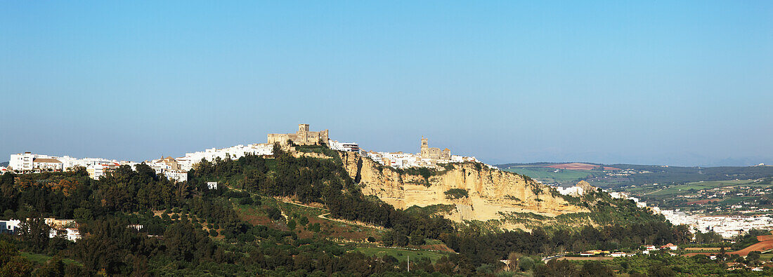 Landschaft und die Stadt Arcos De La Frontera; Andalusien, Spanien