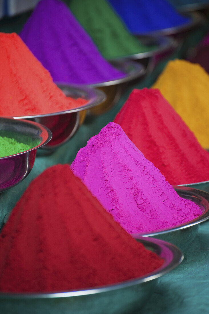 Bunte Farbpuder in Schalen auf dem Devaraja-Markt; Mysore, Indien