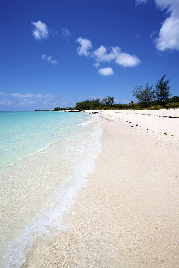 Türkisfarbenes Wasser und weißer Sand entlang der Küste; Vamizi Island, Mosambik