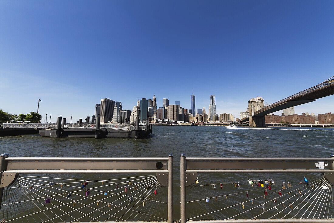 Lower Manhattan und Brooklyn Bridge, New York City, New York, Vereinigte Staaten