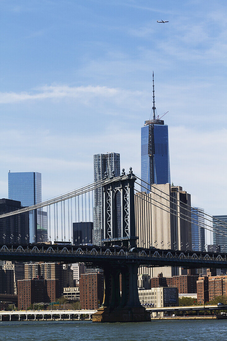 Lower Manhattan und Williamsburg Bridge, vom East River aus gesehen, New York City, New York, Vereinigte Staaten