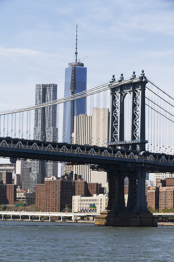 Lower Manhattan and Williamsburg Bridge, vom East River aus gesehen, New York City, New York, Vereinigte Staaten