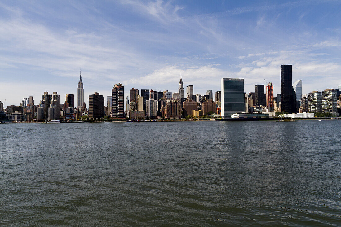Manhattan Skyline, vom East River aus gesehen, New York City, New York, Vereinigte Staaten