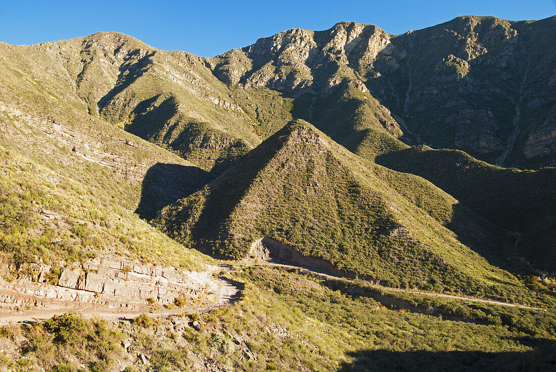 Steile Schotterstraße in den Anden; Mendoza, Argentinien