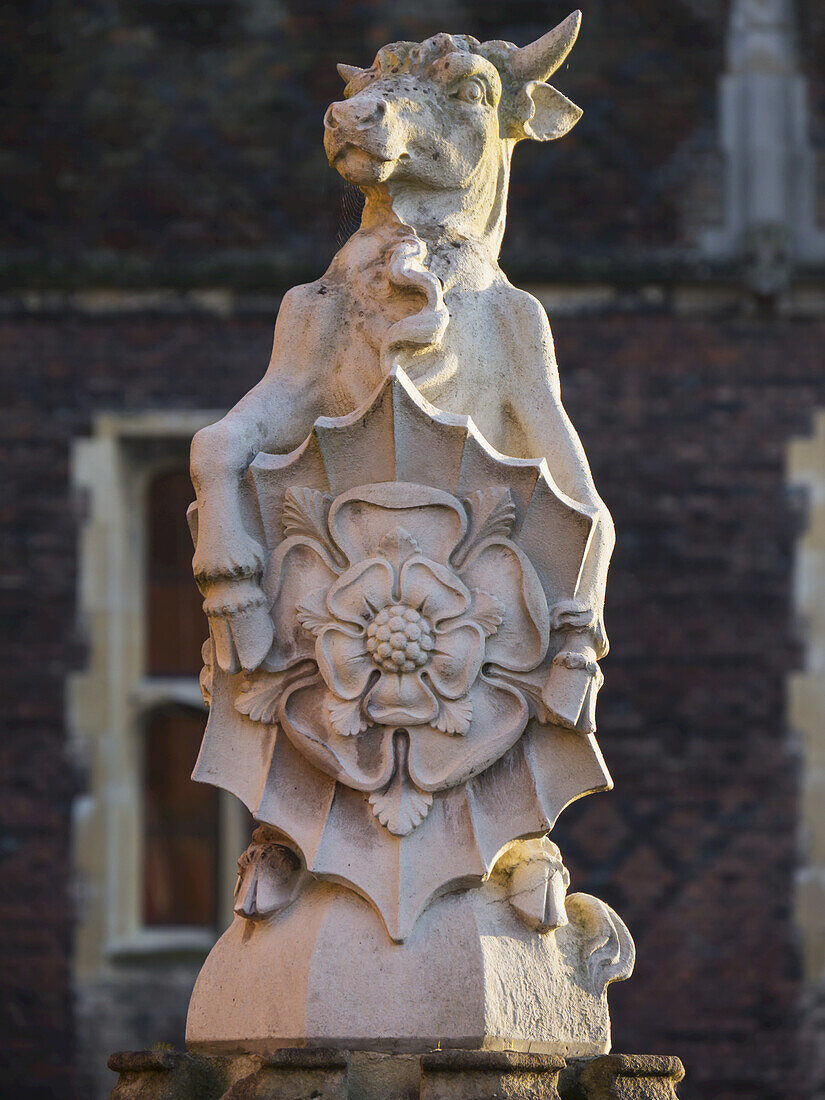 Wasserspeier an der Westfassade von Hampton Court; London, England