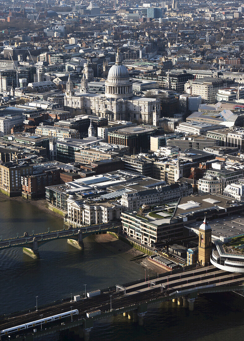 Stadtbild von London und der Themse mit Blick auf die St. Paul's Cathedral; London, England