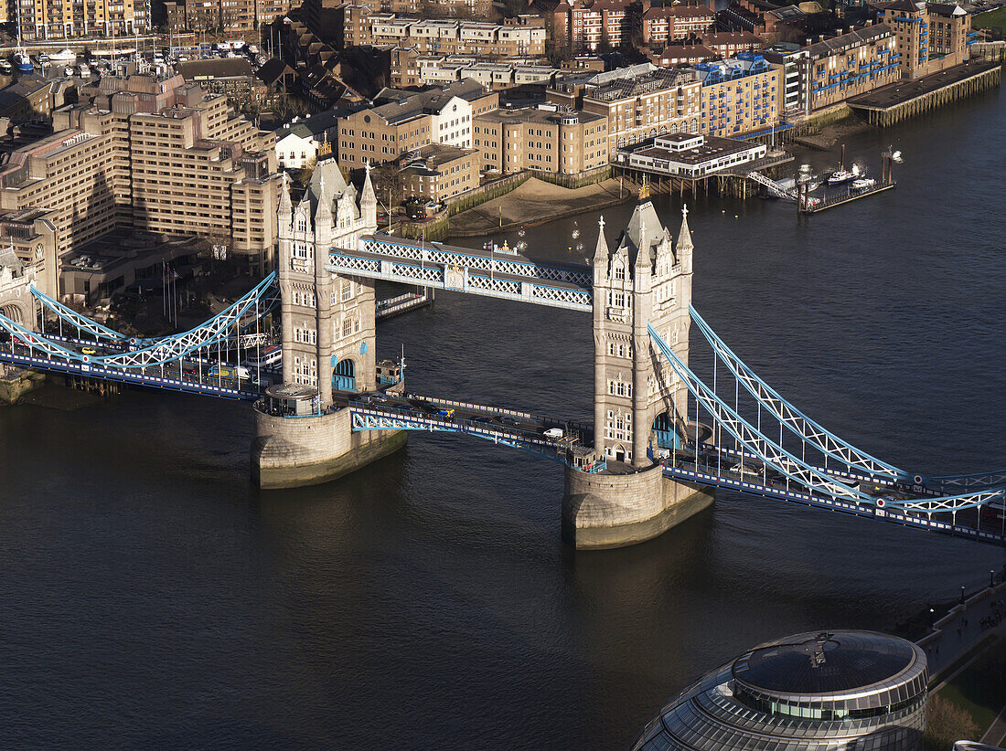 Luftaufnahme der Tower Bridge; London, England