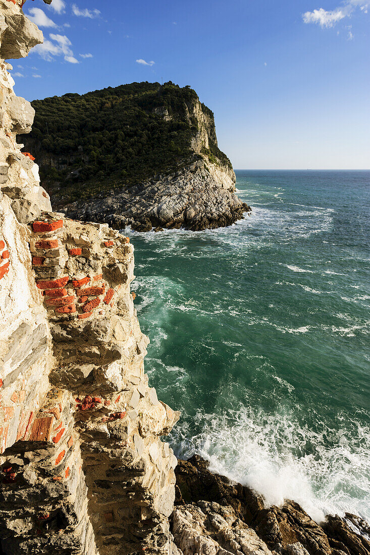 Klippen entlang der Küstenlinie der italienischen Riviera; Porto Venere, Ligurien, Italien