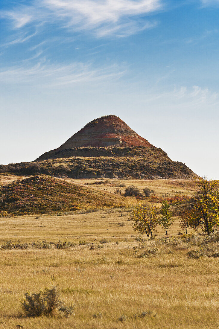 Hügel auf einer Weide in den Little Missouri National Grasslands; North Dakota, Vereinigte Staaten von Amerika