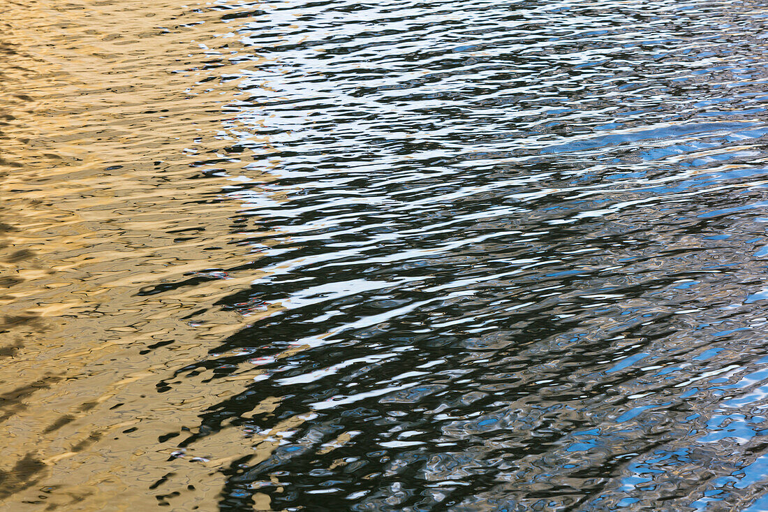 Fluss Wasseroberfläche Details, Reflexionen und Abstraktionen, Wellen und Muster. 