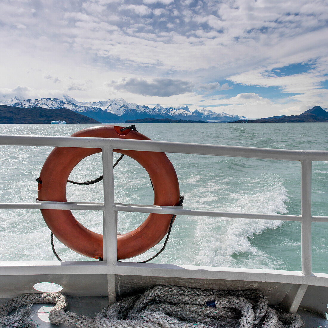 Eine Rettungsweste an der Reling eines Bootes; Patagonien, Chile