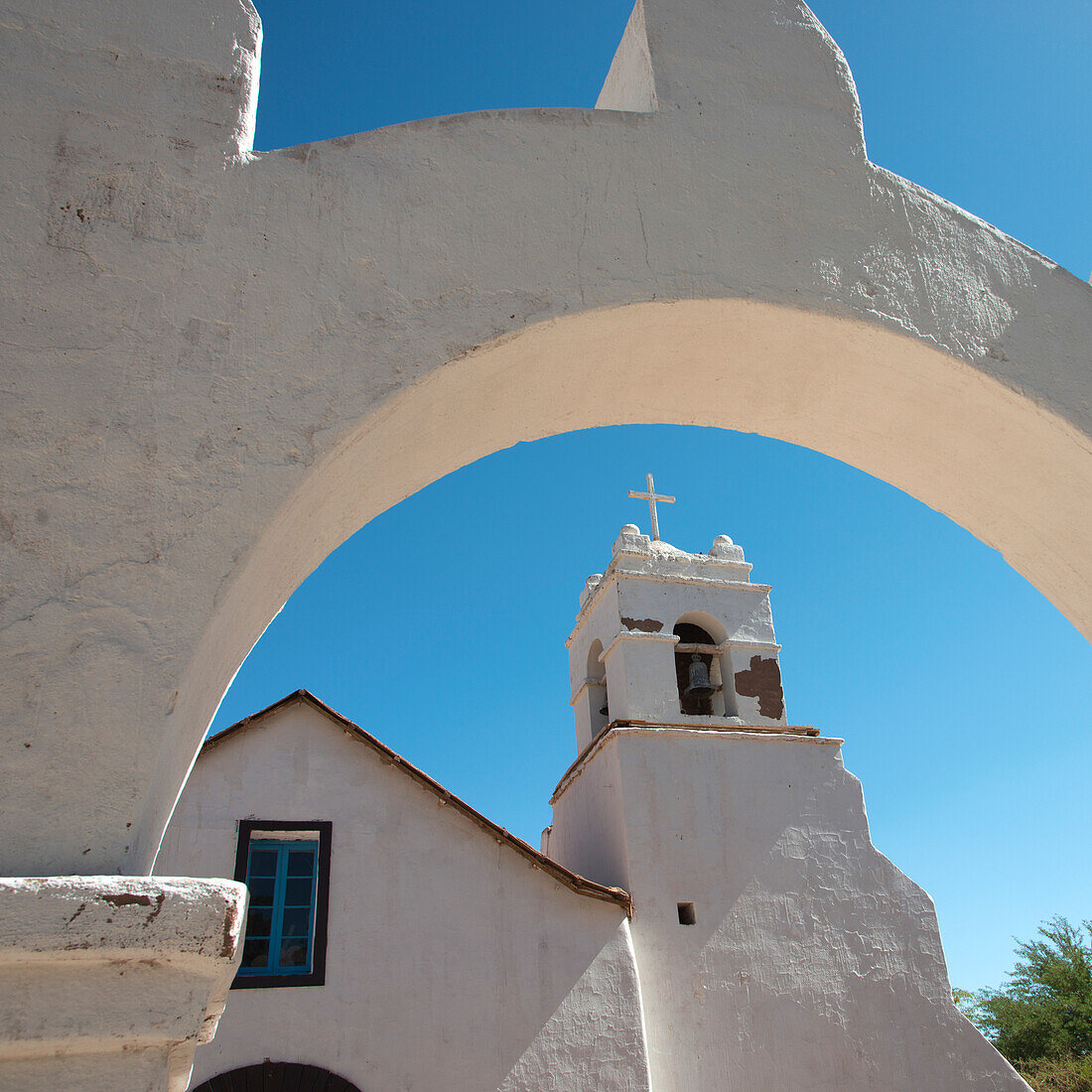 Kirche San Pedro De Atacama mit Bogengang und Kreuz; San Pedro De Atacama, Region Antofagasta, Chile