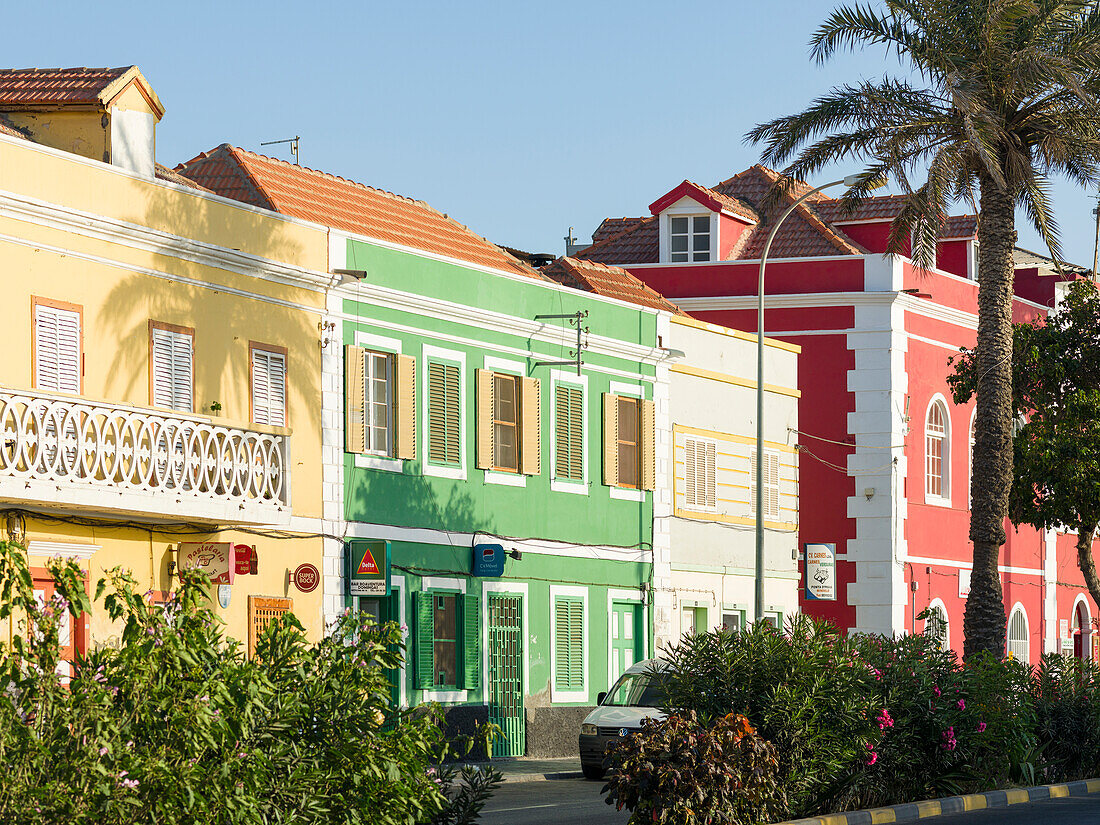 Rua de Praia oder Avenida da Republica mit alten Stadthäusern von Handelsgesellschaften (armazens). Stadt Mindelo, eine Hafenstadt auf der Insel Sao Vicente, Kap Verde. Afrika