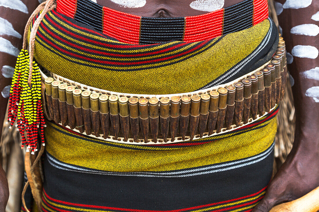 Afrika, Äthiopien, Südlicher Omo, Karo-Stamm. Detail des Gewehrgürtels eines Karo-Mannes mit Kugeln.