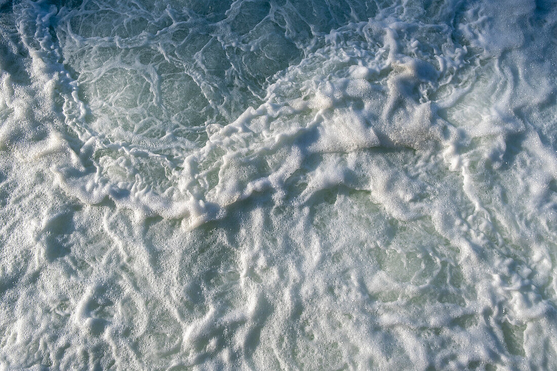 Die Oberfläche von aufgewühltem Ozeanwasser, Draufsicht.