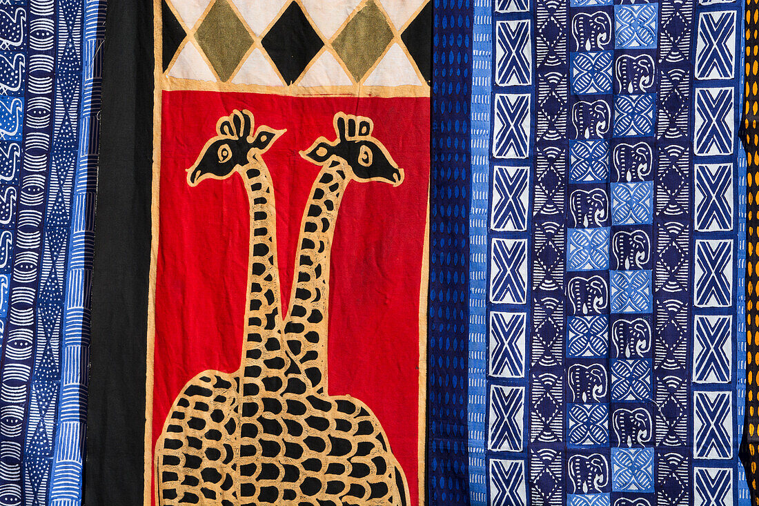 Südafrika, Kapstadt. Greenmarket Square, beliebter lokaler Kunsthandwerksmarkt. Detail eines traditionellen handbemalten afrikanischen Textils mit Giraffen- und Elefantenmuster.