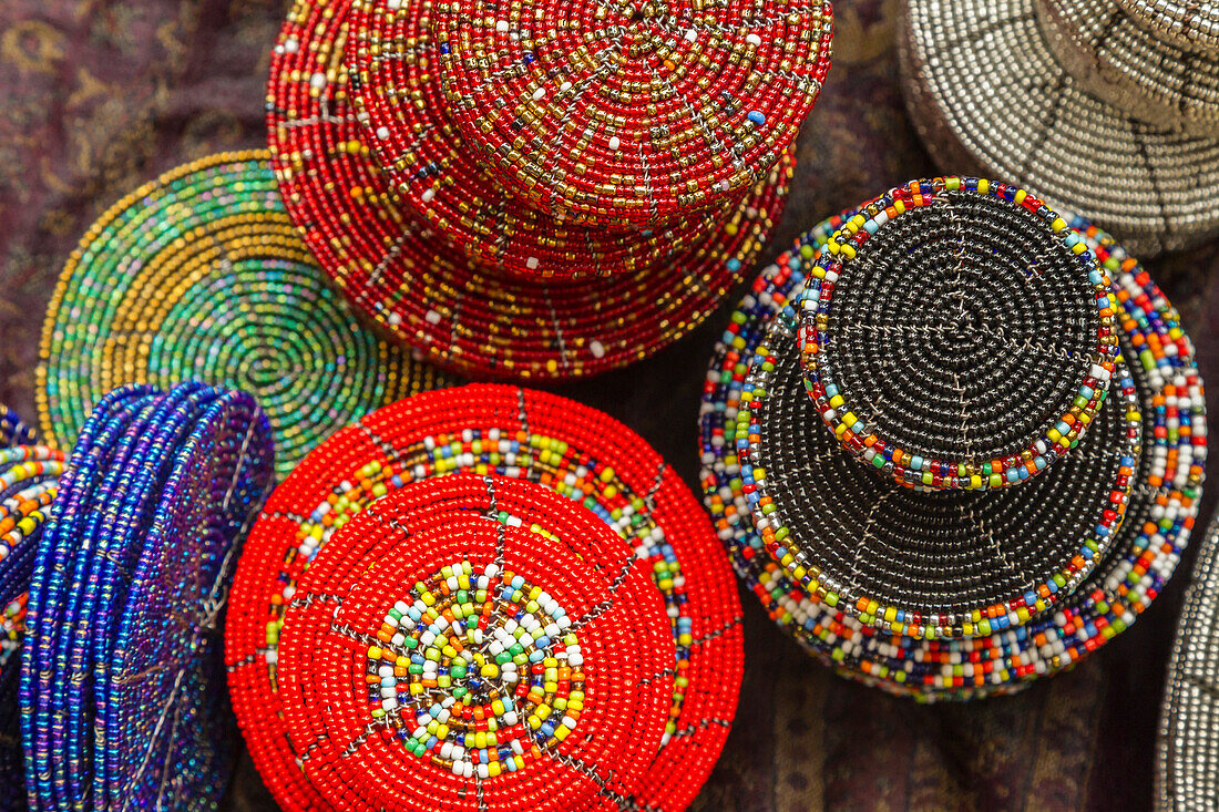 Afrika, Tansania. Ausstellung von Maasai-Perlenhandwerk