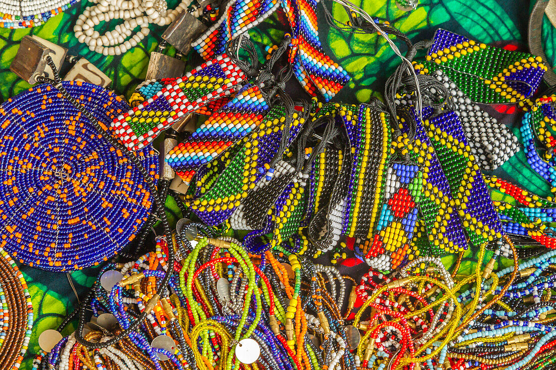 Afrika, Tansania. Ausstellung von Maasai-Perlenhandwerk