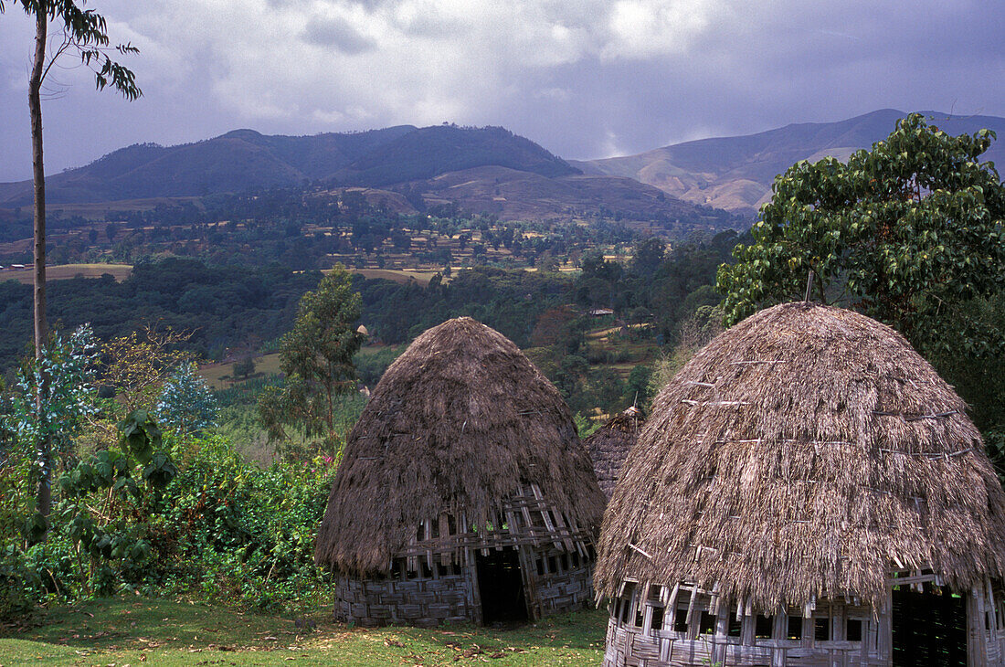Afrika, Äthiopien. Strohhütten des Dorze-Stammes überblicken die Bergregion im Süden Äthiopiens.