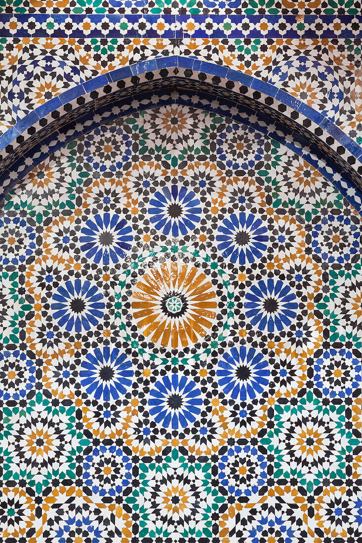Marokko, Fes. Detail eines mosaikgefliesten Brunnens.