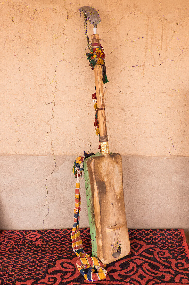 Marokko, Sahara-Region. Hajhouj oder Guembri-Musikinstrument, das in der Gnawa-Musik verwendet wird.
